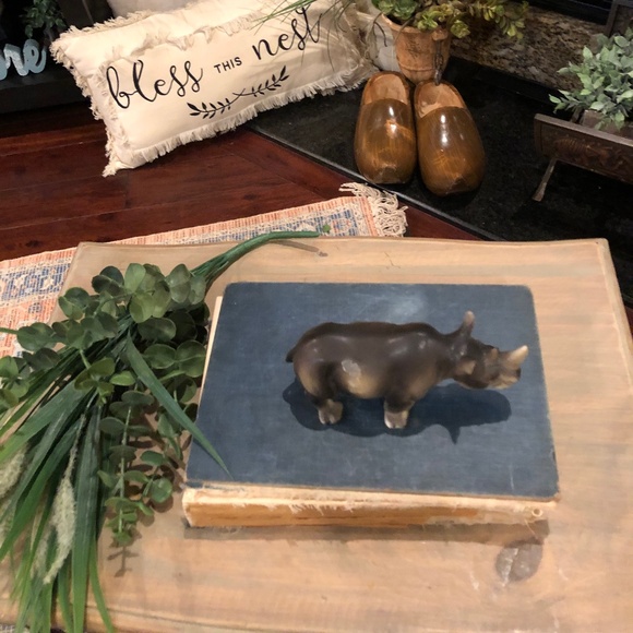 Vintage Ceramic Rhino Figurine M3912, NAPCO, 6-1/4" long - Picture 4 of 10